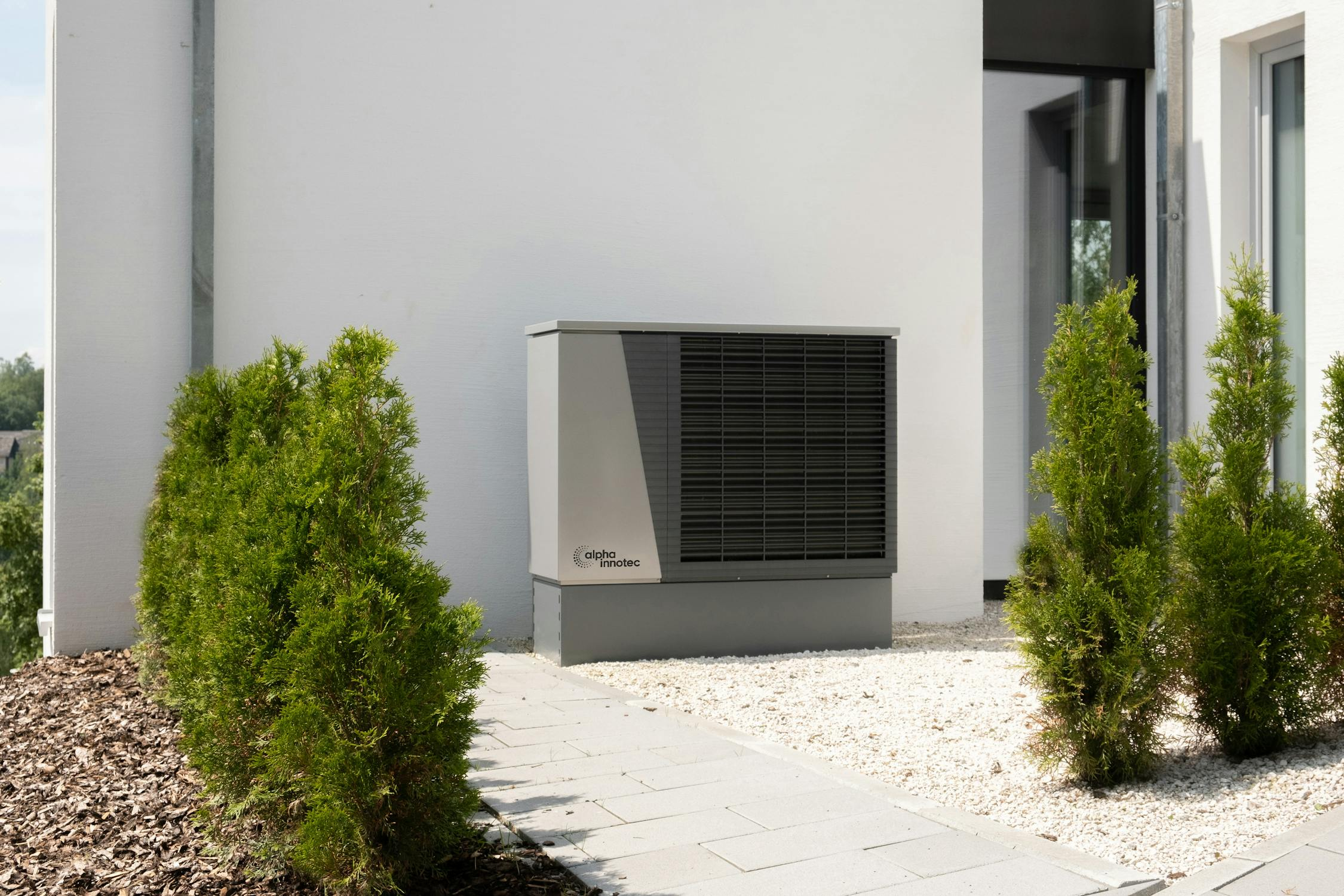 Wärmepumpe an einem modernen Haus