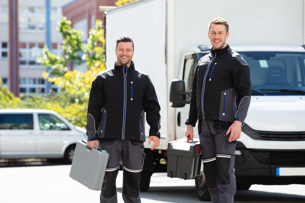 Solartechniker mit Werkzeug